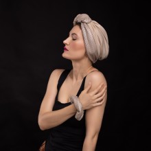 LANA OVEA TURBAN PERLE BEIGE EN FILET DORÉ