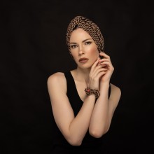 MOZA OVEA TURBAN ÉLÉGANCE IMPRIMÉ ZIG-ZAG MARRON ET NOIR