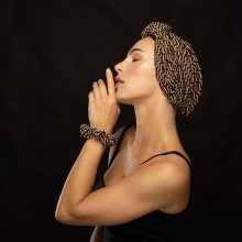 LANA-LATIFA  OVEA TURBAN ÉLÉGANCE IMPRIMÉ ZIG-ZAG MARRON ET NOIR