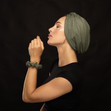 MOZA OVEA TURBAN VERT KAKI À LA LUMIÉRE DORÉE